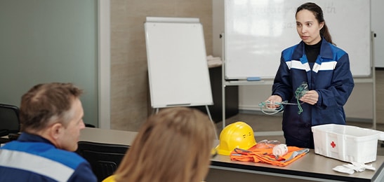 occupational-safety-instructor-explaining