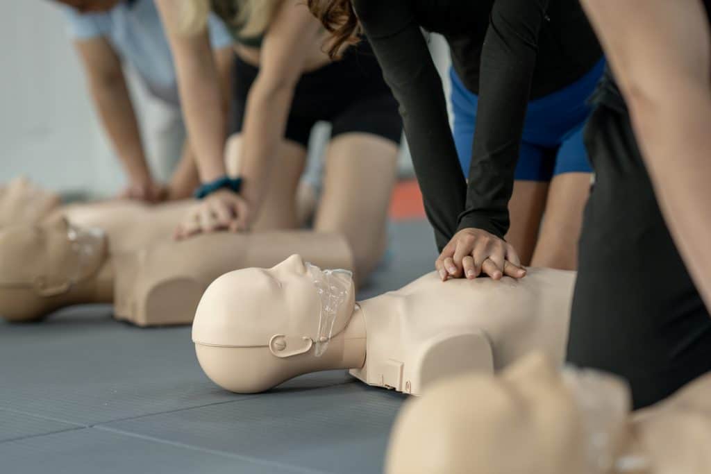 Gruppentraining für HLW an mehreren Reanimationspuppen.